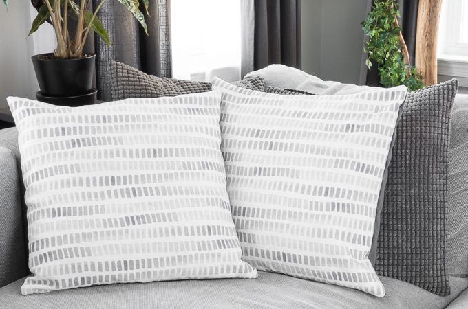 Easy DIY Zipper Throw Pillow Cover #sewing #sewing101 #easysewingproject #sewingforbeginners #sewingzippers #zippersewing #diythrowpillowcovers #sewthrowpillowcovers #throwpillowcovers