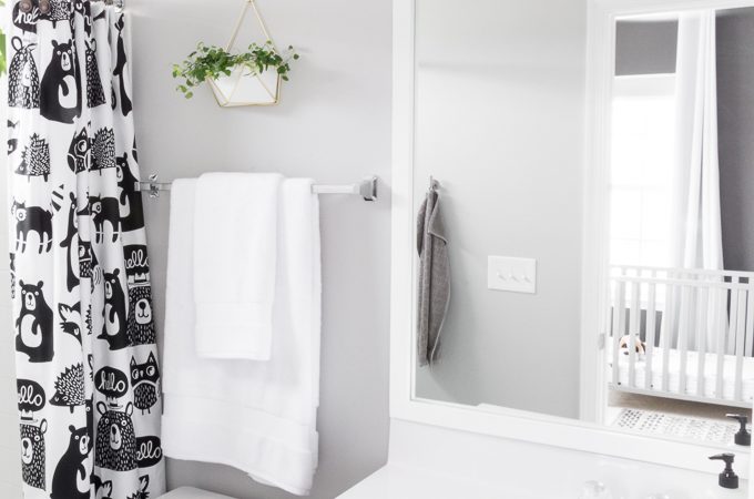 How to Frame Out a Mirror // Easy Bathroom DIY Updates #woodworking #diy #bathroomupdates #mirrorframe #diyframe