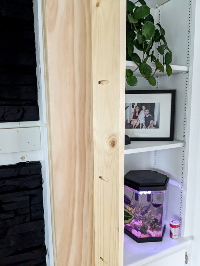 See how our modern DIY fireplace mantel shelf updated our living space!