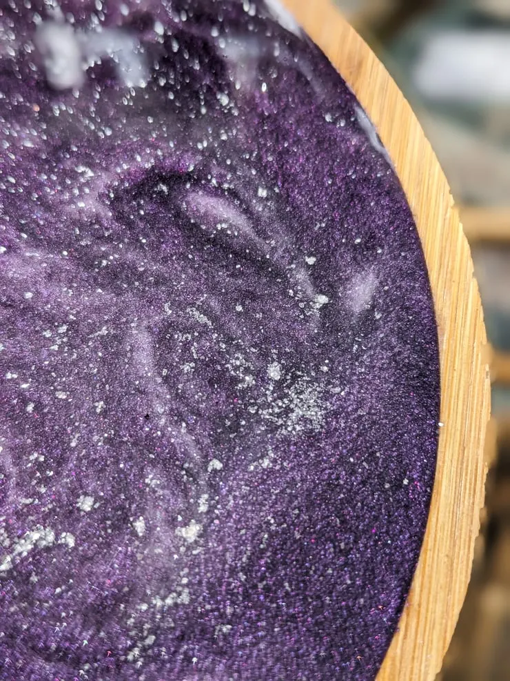 marble-effect resin pour in a tray using purple and white resin