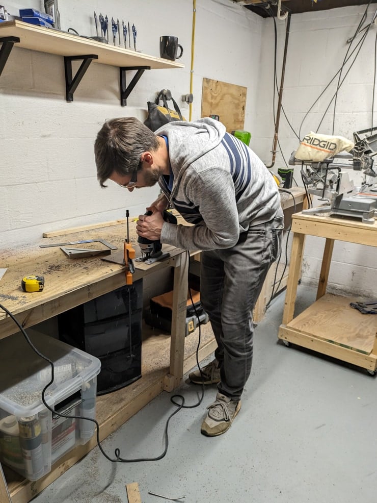 man cutting vinyl plank flooring with a jigsaw